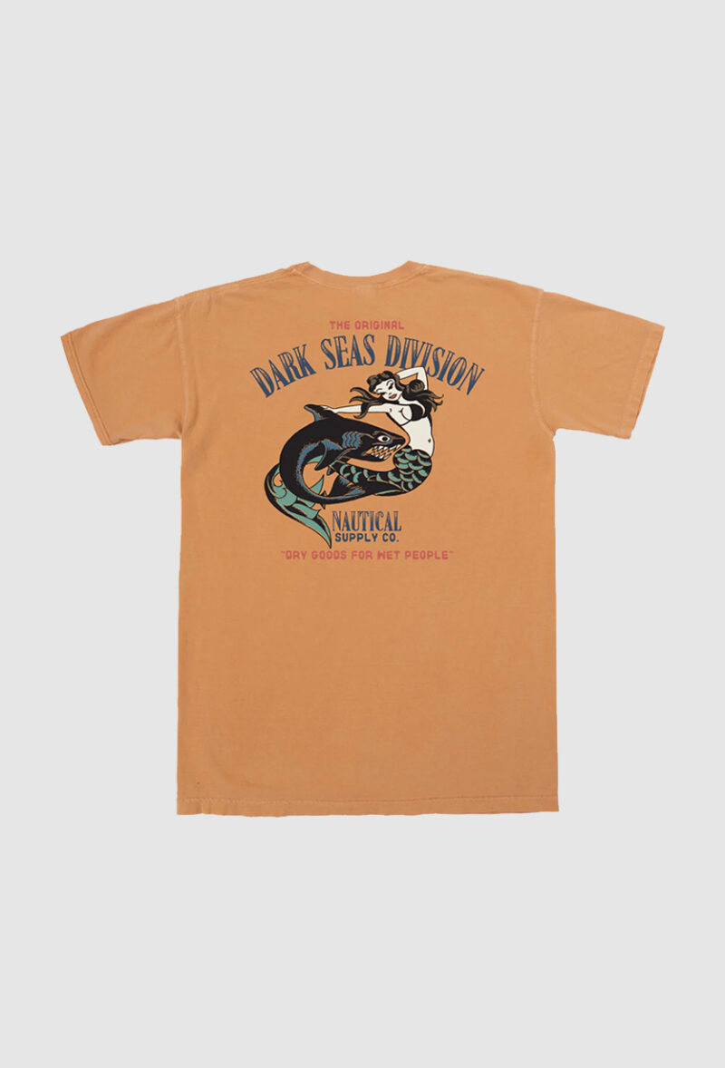 T-Shirt DARK SEAS ILLUSTRATION REQUIN ET SIRENE en orange/gold