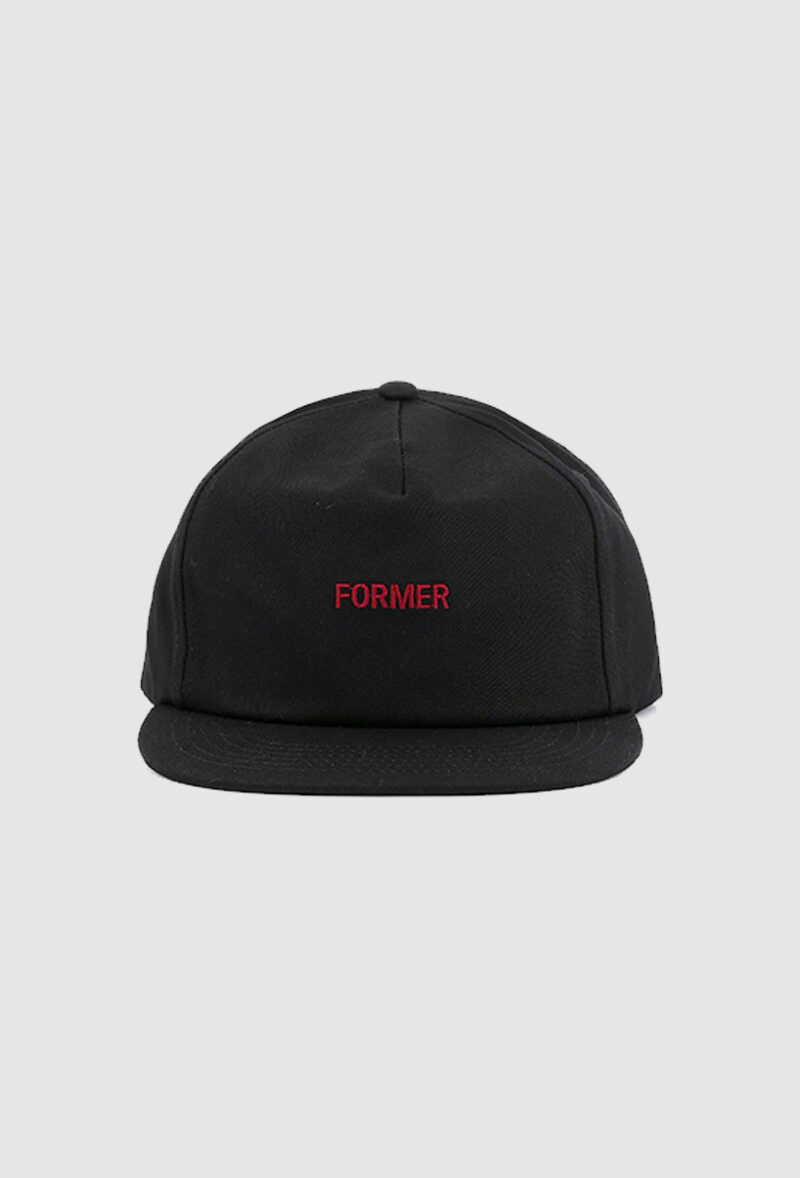 casquette former noir et logo rouge