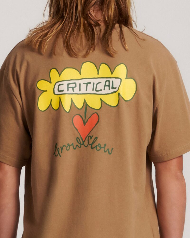 T-shirt marron logo poche avant design fleur imprimé au dos